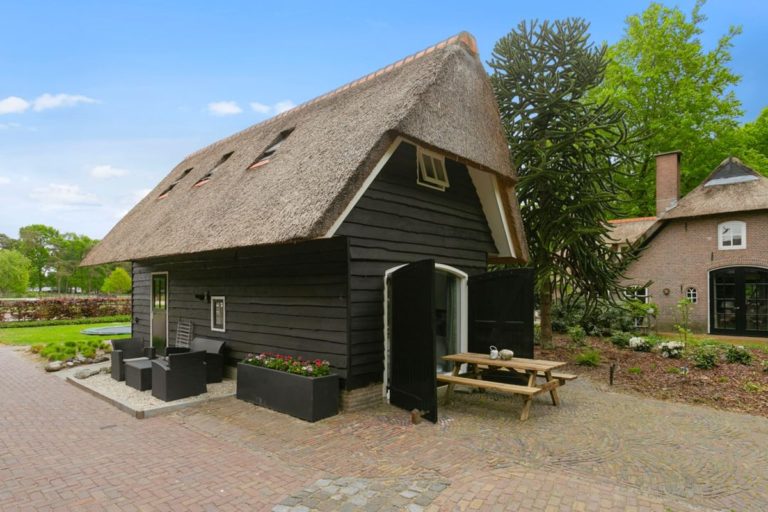 Antonia Woudstee zijaanzicht luxe hoeve vakantiewoning op de Veluwe