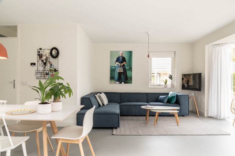 Woudstee cornelia woonkamer met bank en tafel