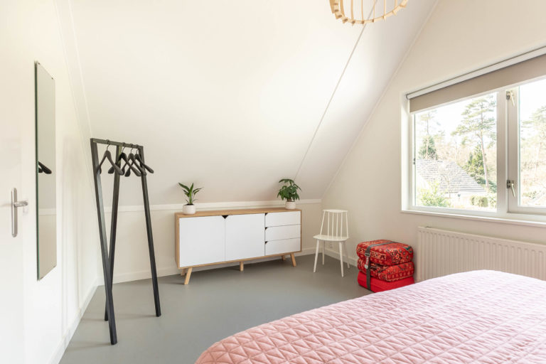 Woudstee Cornelia grote slaapkamer met Hay kledingrek en kastje
