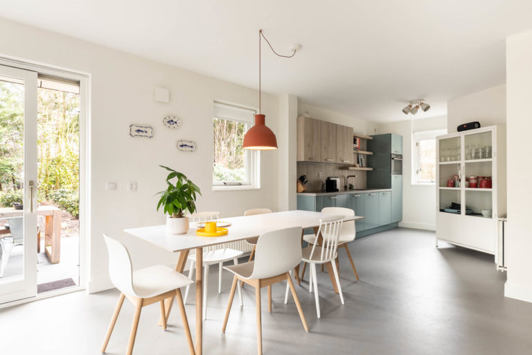 Woudstee Cornelia woonkamer met open keuken en eettafel