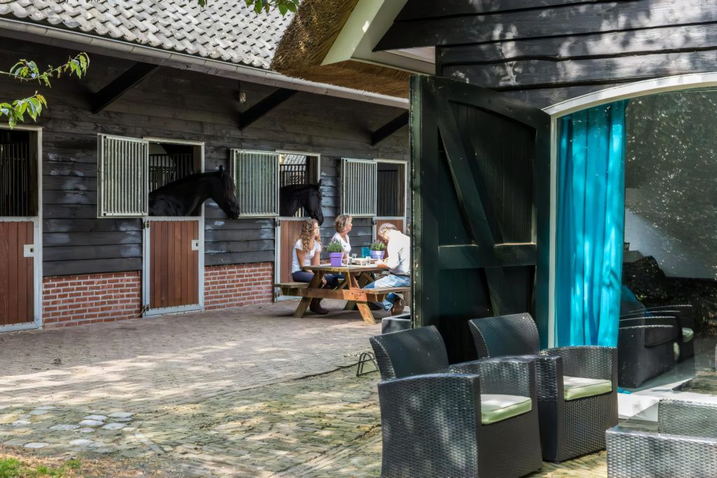 Woudstee luxe vakantiehuis Anthonia terras & stallen overnachten op de Veluwe vakantie met je paard