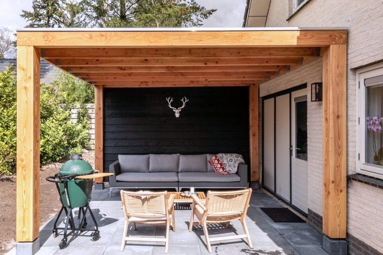 Woudstee Cornelia veranda vakantie op het achterterras met een big green egg