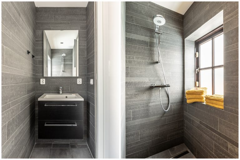 Antonia Badkamer met luxe douche en grijze designtegels bij Woudstee