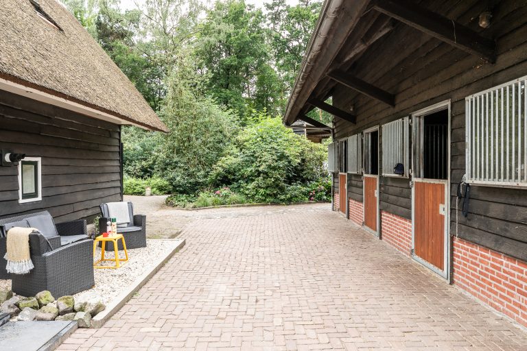 Antonia buitenaanzicht met paardenstallen bij Woudstee