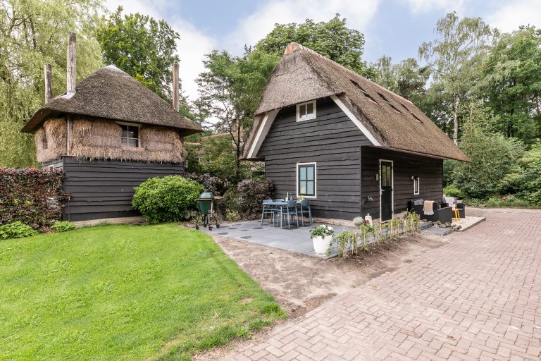Antonia buitenkant met oprijlaan en hooischuur bij Woudstee
