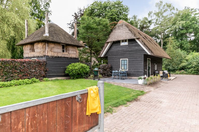 Antonia buitenkant met oprijlaan en hooischuur bij Woudstee