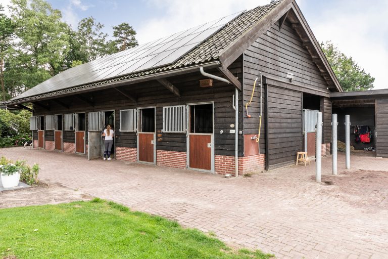 Antonia buitenkant paardenstallen bij Woudstee