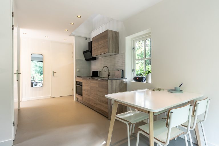 Antonia open keuken met eettafel bij Woudstee