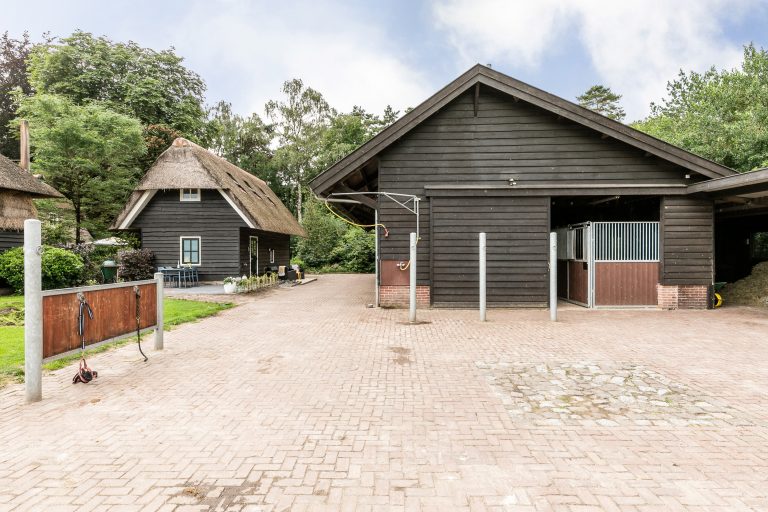 Antonia paardenstal buitenkant bij Woudstee