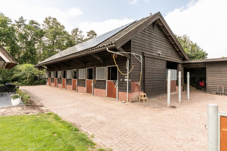 Antonia paardenstal zijaanzicht buitenkant bij Woudstee