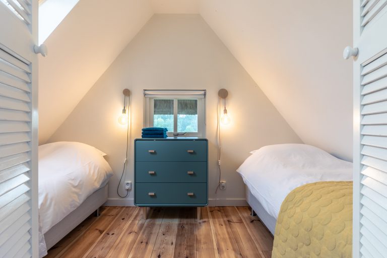 Antonia slaapkamer met twee bedden en design kast uitzicht vanaf de gang bij Woudstee