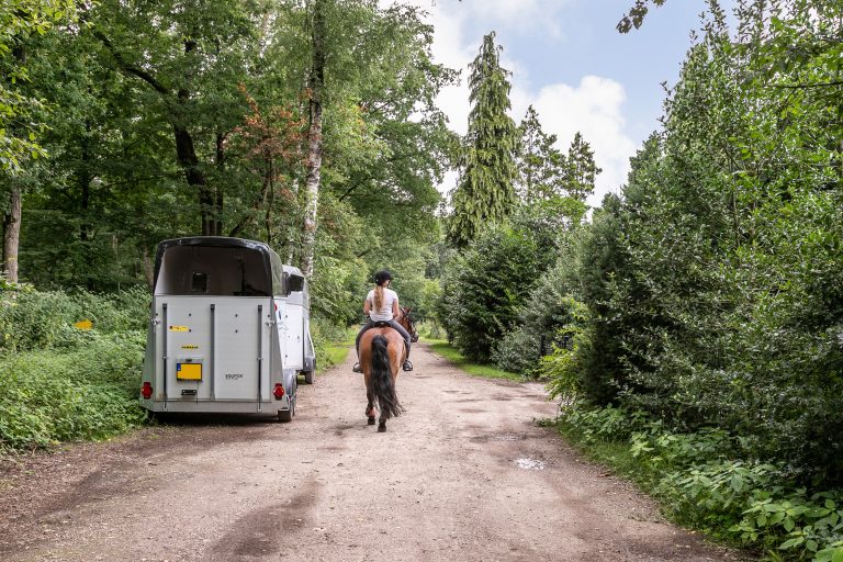 Antonia weg langs huis met ruiter op paard bij Woudstee