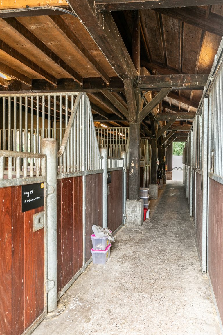 Binnenkant paardenstal Antonia bij Woudstee