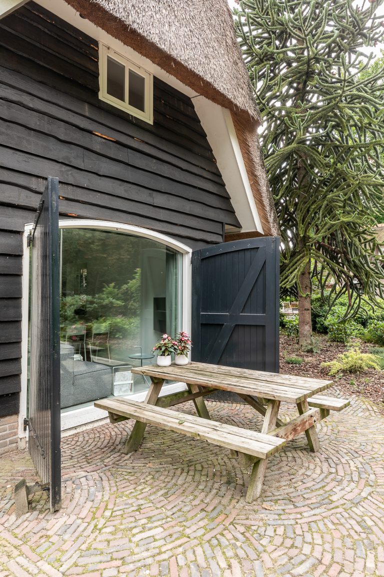 Buitenaanzicht Antonia met picknicktafel bij Woudstee