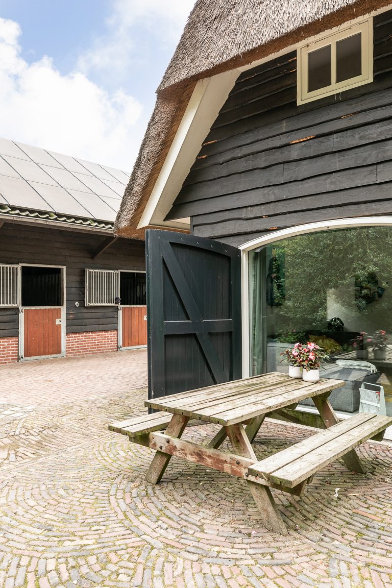 Buitenaanzicht Antonia met picknicktafel bij Woudstee