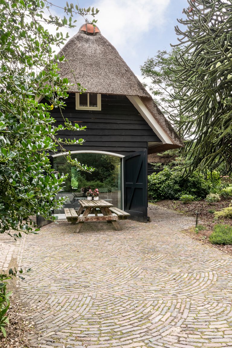 Buitenaanzicht Antonia met picknicktafel bij Woudstee