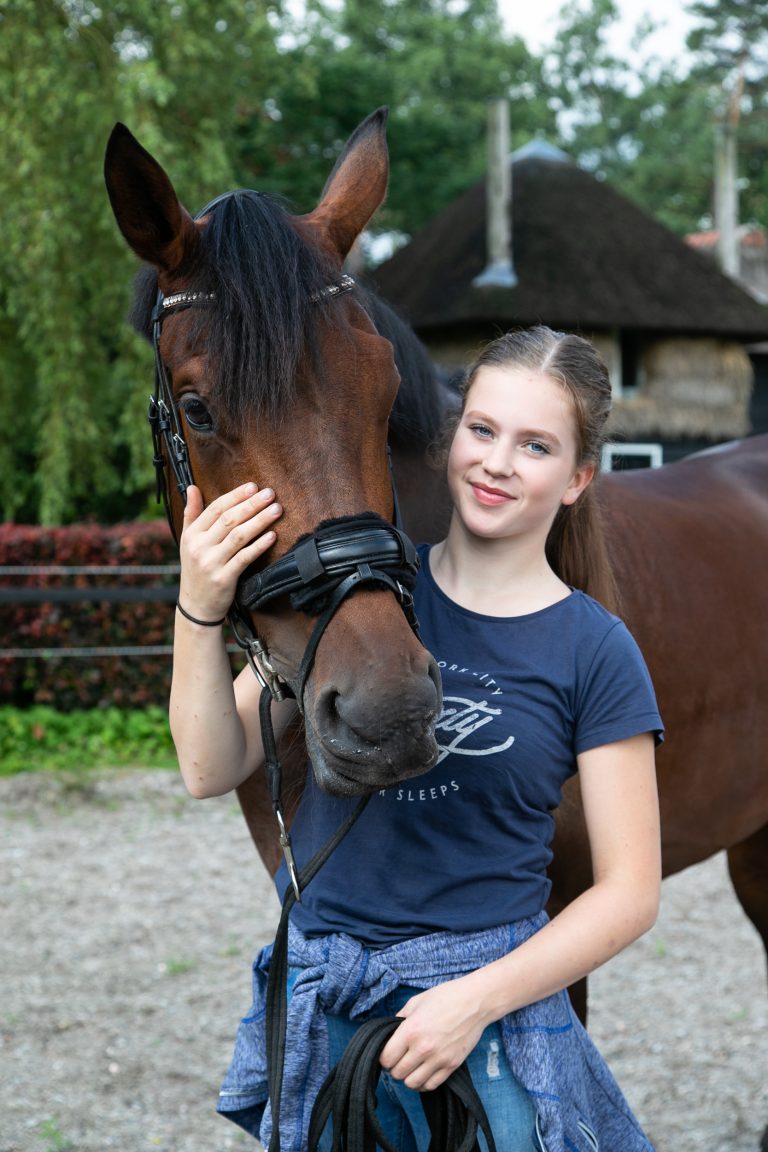 Meisje met paard bij Antonia Woudstee