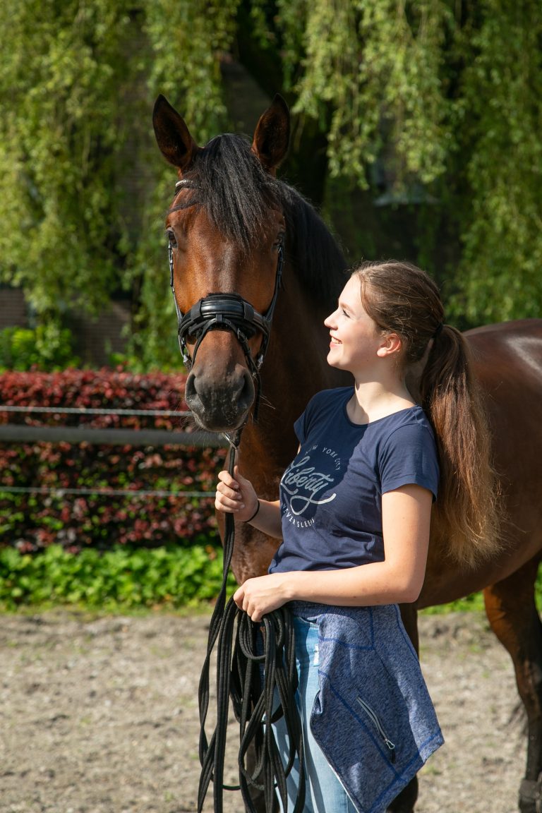 Meisje met paard bij Antonia Woudstee