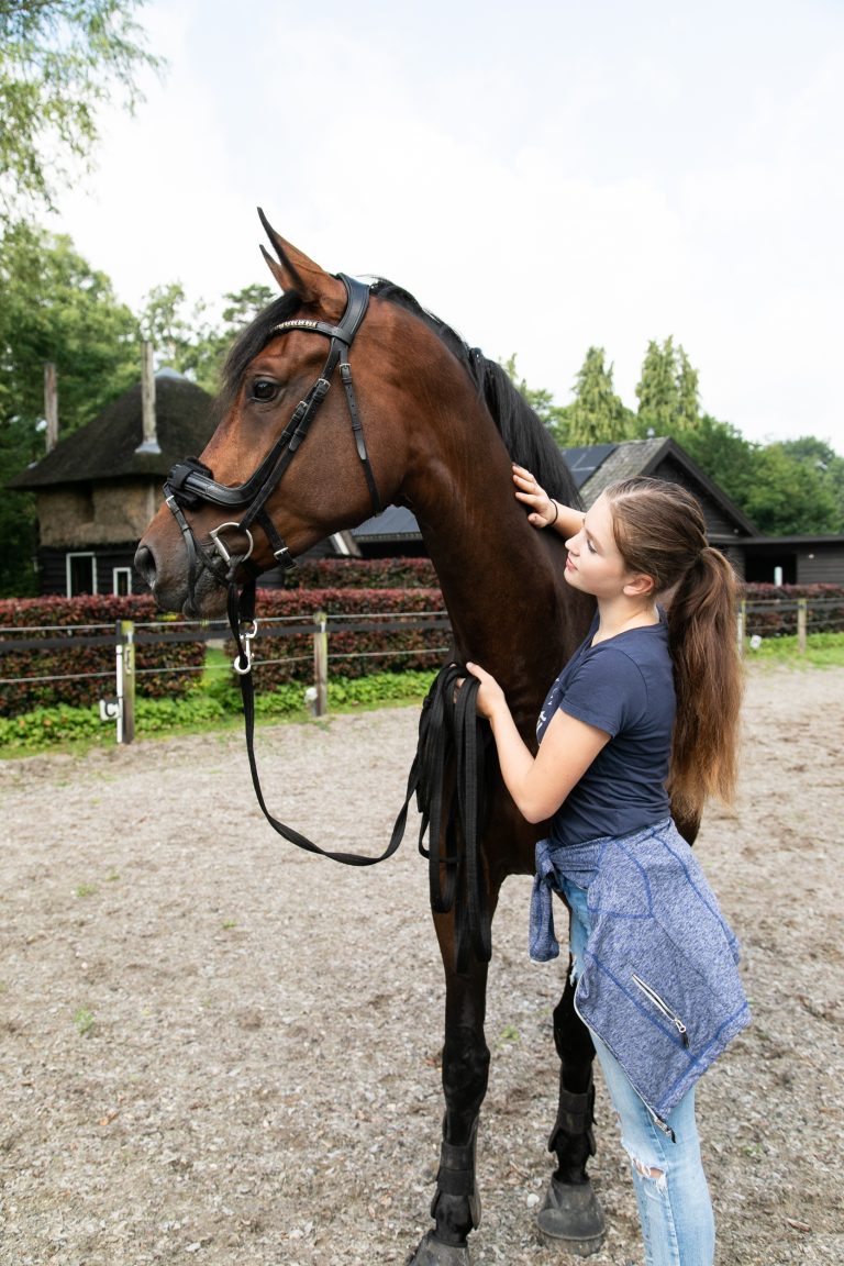 Meisje met paard bij Antonia Woudstee