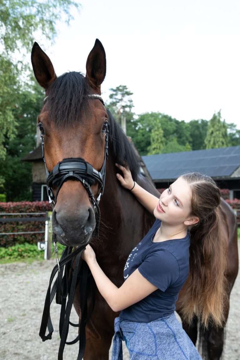 Meisje met paard bij Antonia Woudstee