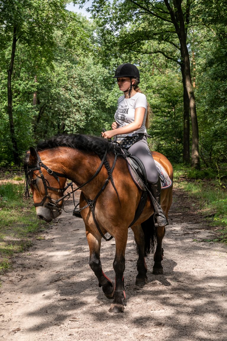 Meisje op paard in de omgeving van Antonia Woudstee