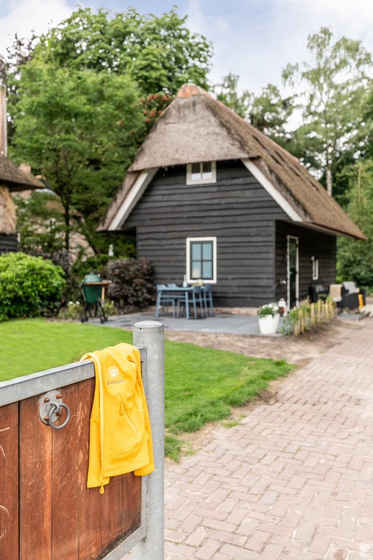 Oprit naar Antonia met tuintafel bij Woudstee