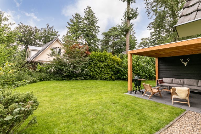 Overdekt terras in de tuin van Cornelia bij Woudstee