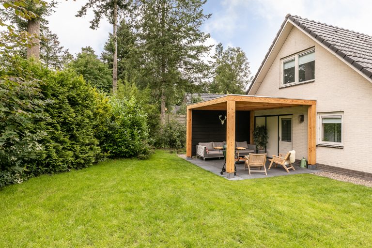 Overdekt terras in de tuin van Cornelia bij Woudstee