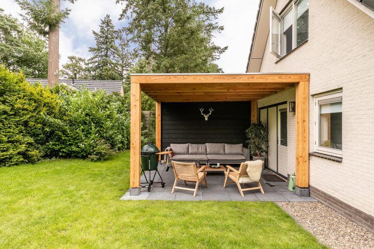 Overdekt terras in de tuin met loungeset van Cornelia bij Woudstee