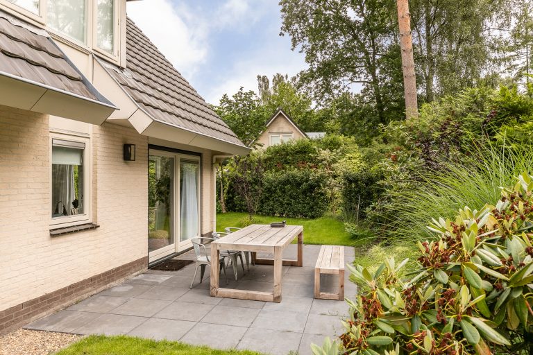Terras met tuintafel Cornelia bij Woudstee