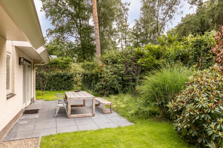 Terras met tuintafel Cornelia bij Woudstee