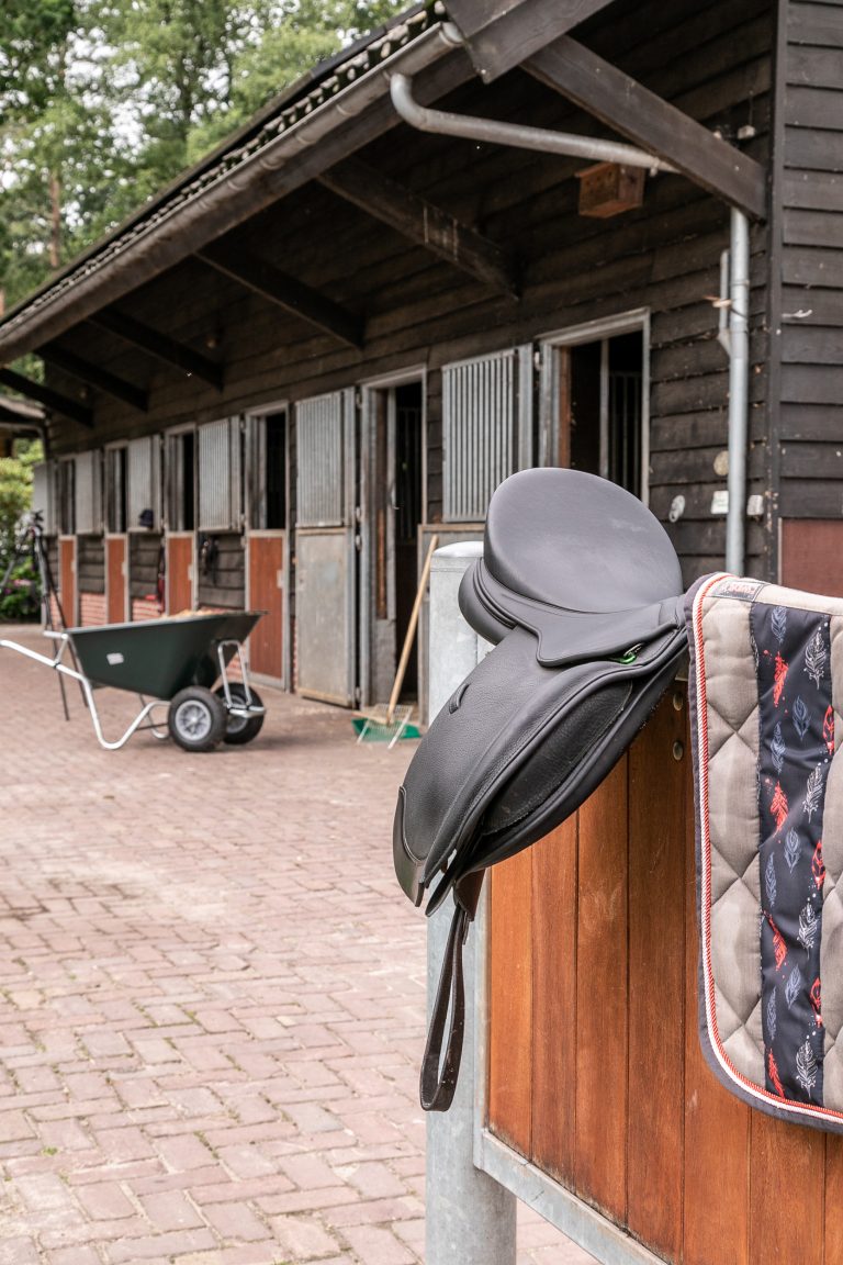 Zadel bij paardenstal Woudstee