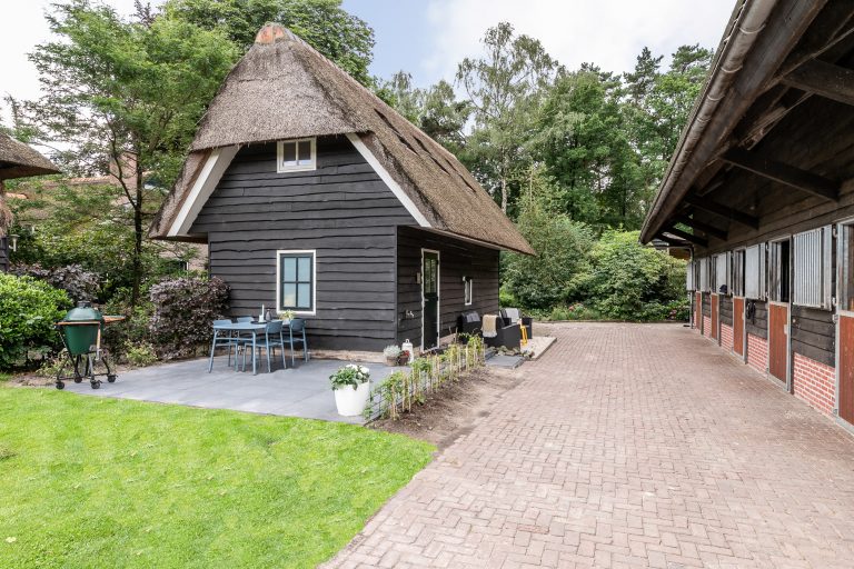 Antonia vooraanzicht met tuintafel bij WoudStee