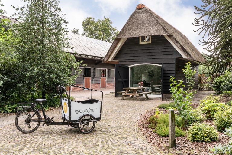 Antonia-tuin-met-picknicktafel-en-bakfiets-bij-Woudstee
