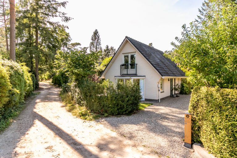 Voortuin van vrijstaand vakantiehuis in de natuur