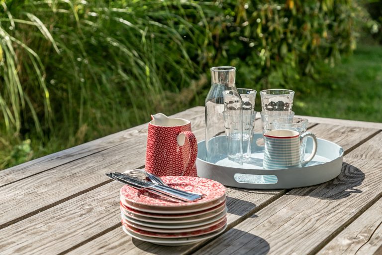 Zijtuin met eettafel Greengate servies zonnig terras vakantiehuis Veluwe