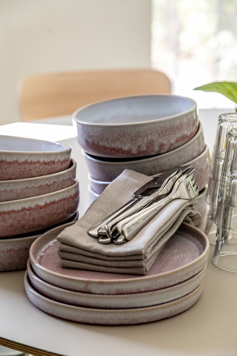Prachtig roze handgemaakt servies van Hendrika bij WoudStee