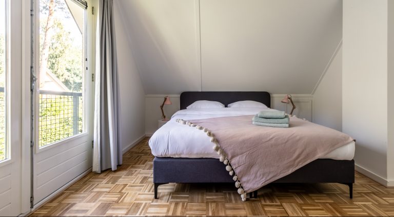 Ruime slaapkamer met boxspring bedden in Hendrika van WoudStee