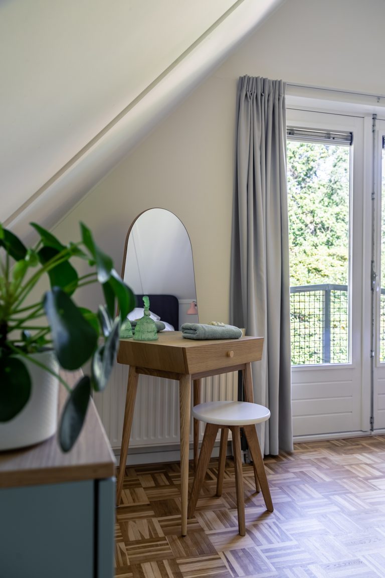 Ruime slaapkamer van Hendrika met kaptafel vakantiehuis