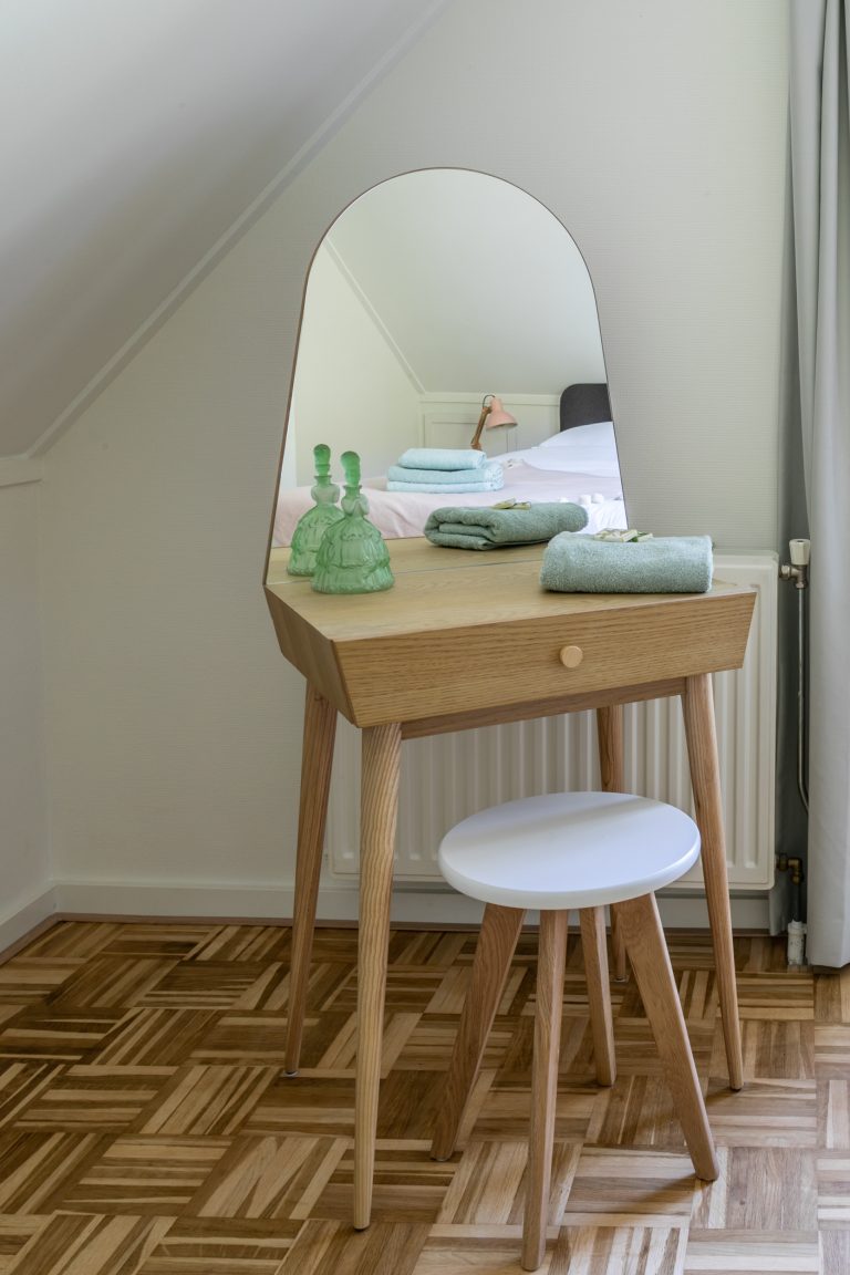 Ruime slaapkamer van Hendrika met kaptafel vakantiehuis
