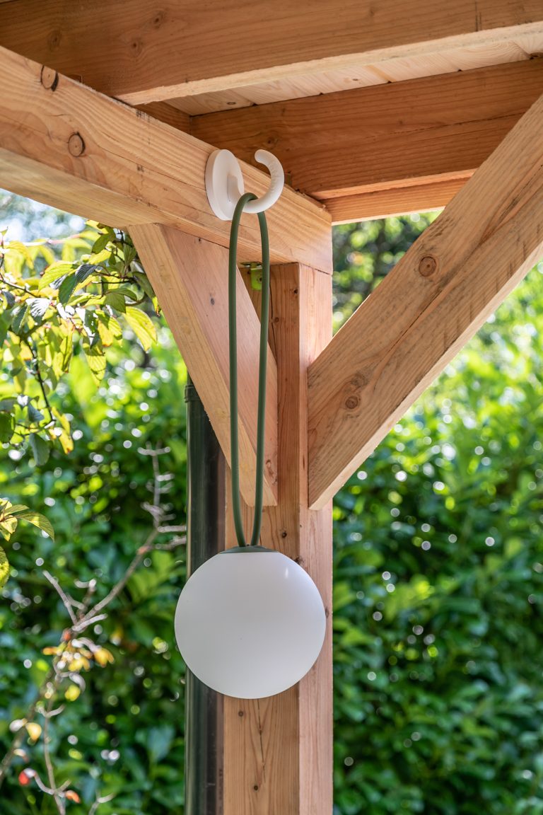Mooi verlichte veranda met Fatboy lamp bij Hendrika van WoudStee