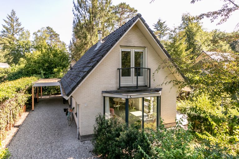De voorkant van een mooi en compleet vakantiehuis op de Veluwe in Epe aan de Sprengenweg