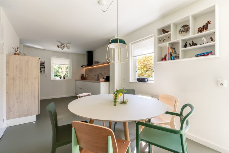 Aan de ronde tafel van vakantiehuis Hendrika van WoudStee