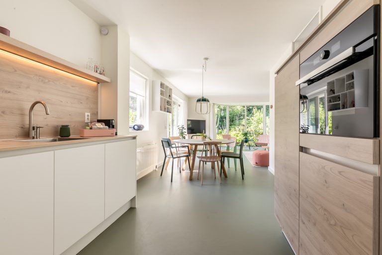 De keuken en eettafel van vakantiehuis Hendrika van WoudStee