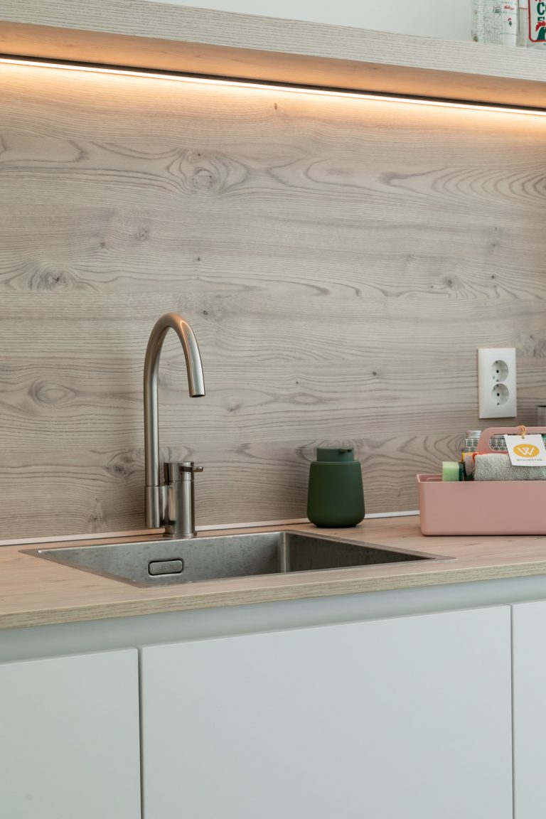 Detailfoto van de ruime en moderne keuken van Hendrika van WoudStee