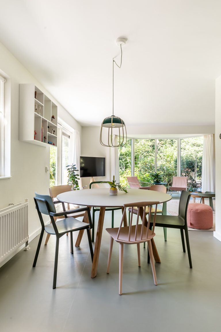 Ronde eettafel van Hendrika van WoudStee