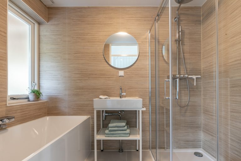 Luxe badkamer van vakantiehuis Hendrika met douche ligbad wastafel