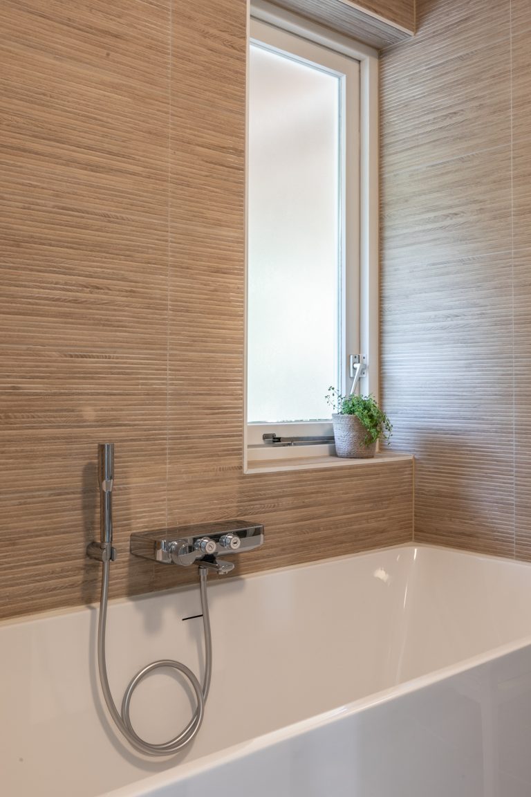 Ligbad in de badkamer van Hendrika van WoudStee Grohe