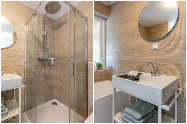 douche en wastafel in de badkamer van Hendrika van WoudStee