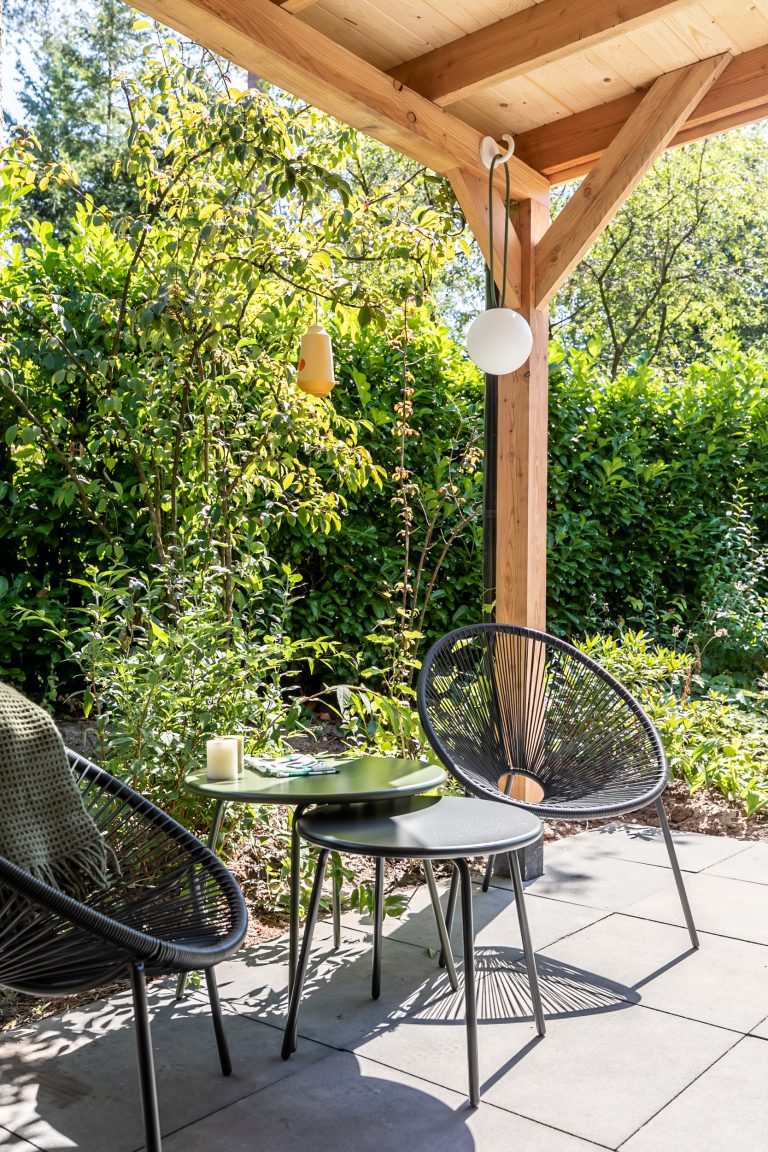 Zitten in stijl onder de veranda van vakantiehuis Hendrika op de Veluwe Fatboy